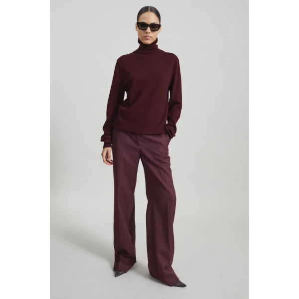 The Frankie Shop Eve Thin Turtleneck Sweater - Burgundy - Oversized Minimalist Knitwear in Red - Shop at Luxury Shoes 