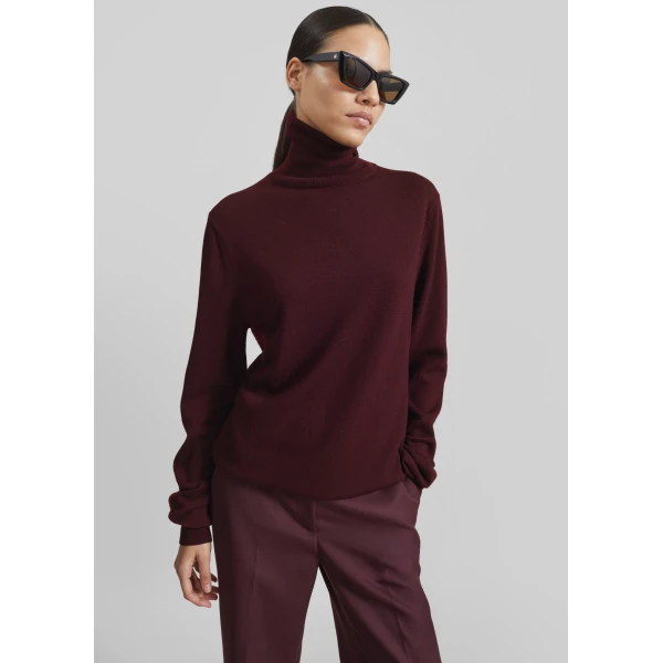 The Frankie Shop Eve Thin Turtleneck Sweater - Burgundy - Oversized Minimalist Knitwear in Red - Shop at Luxury Shoes 