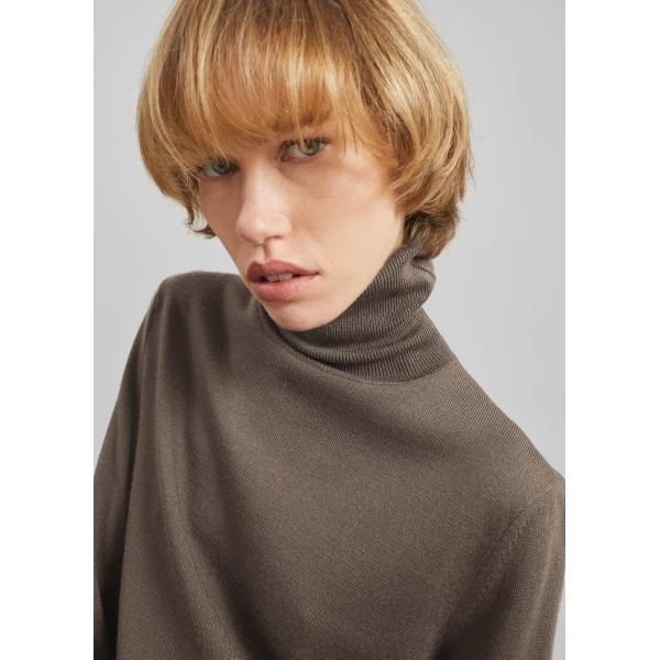 The Frankie Shop Eve Thin Turtleneck Sweater - Dark Taupe - Oversized Minimalist Knitwear in Beige - Shop at Luxury Shoes 