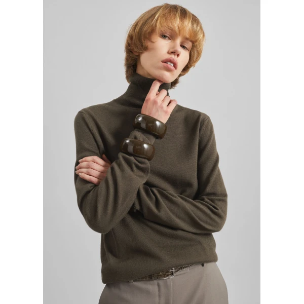 The Frankie Shop Eve Thin Turtleneck Sweater – Olive, view 4