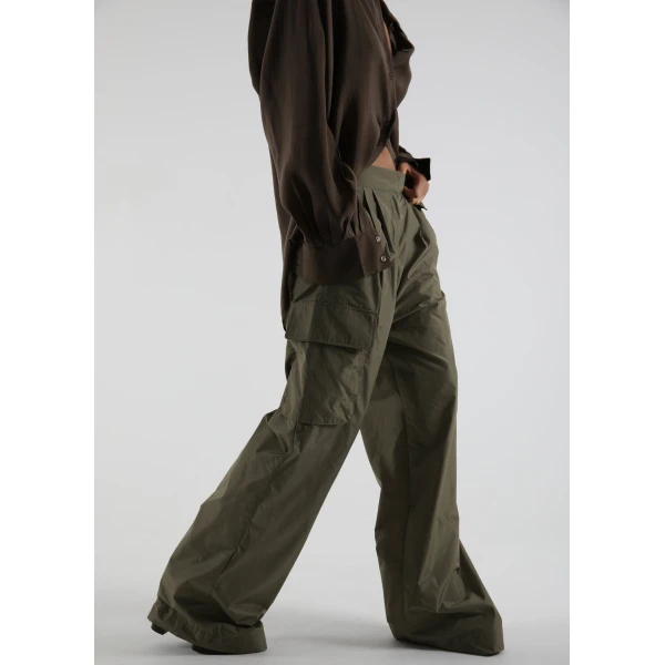 The Frankie Shop Koa Cargo Pants - Khaki - Oversized Minimalist Pants in Green - Shop at Luxury Shoes 