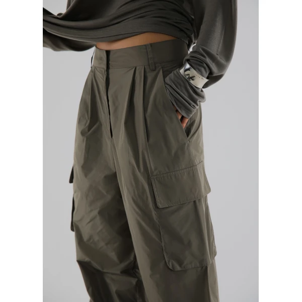 The Frankie Shop Koa Cargo Pants - Khaki - Oversized Minimalist Pants in Green - Shop at Luxury Shoes 
