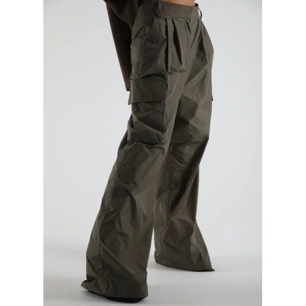 The Frankie Shop Koa Cargo Pants - Khaki - Oversized Minimalist Pants in Green - Shop at Luxury Shoes 