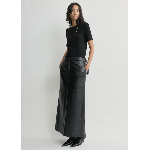 Totême Classic Jersey Tee Black - Tops - Scandinavian Minimalist Luxury at Luxury Shoes 