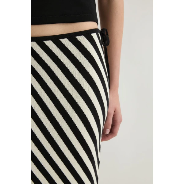 Posse Darcy Skirt – sustainable Skirts in Black from Australian designer at Luxury Shoes .