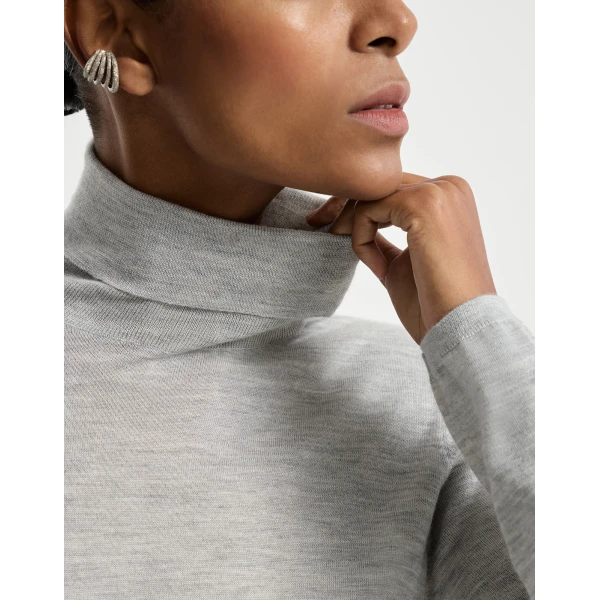 Brunello Cucinelli Cashmere and silk sweater in Light Grey, view 4