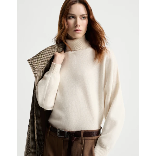 Brunello Cucinelli Cashmere turtleneck sweater in Butter, view 5