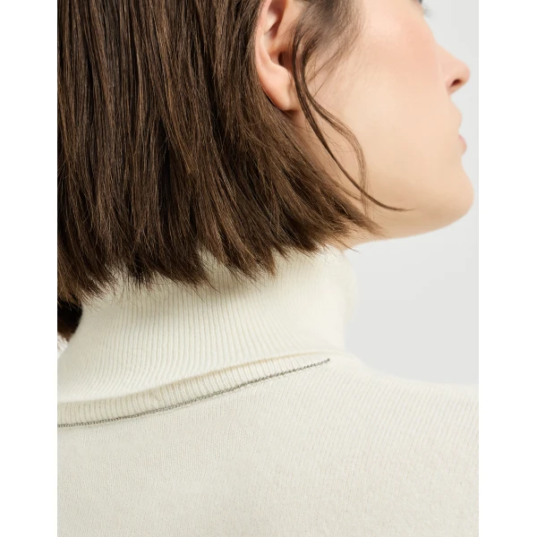 Brunello Cucinelli Cashmere turtleneck sweater in White, view 4