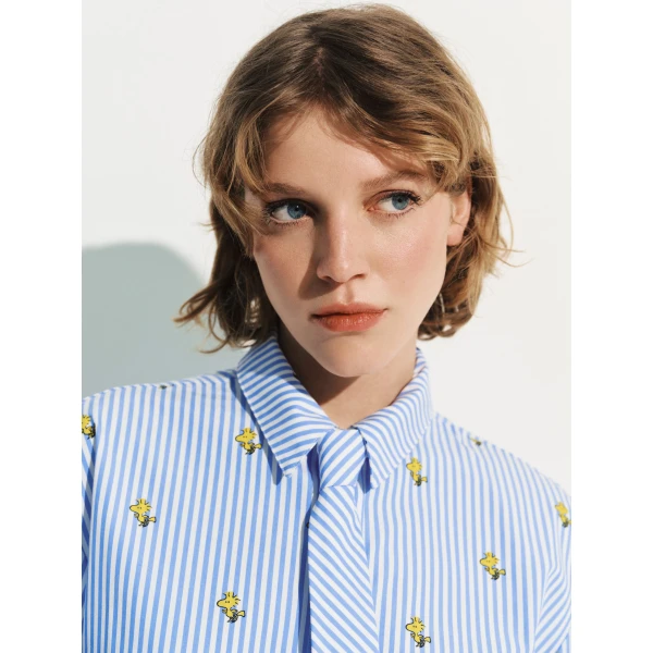 Essentiel Antwerp Light blue and white striped oversized cotton shirt with yellow Peanuts™ print, view 6