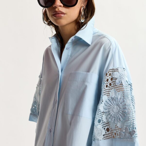 Essentiel Antwerp Light blue oversized cotton short-sleeve shirt with lace inserts, view 3