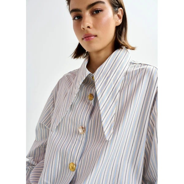Essentiel Antwerp Off-white, black and light blue striped cotton shirt with elongated collar and mismatched buttons, view 3
