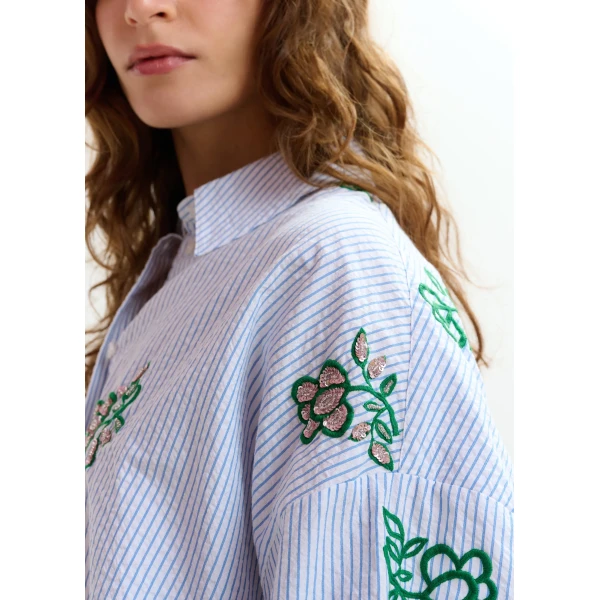 Essentiel Antwerp Off-white cotton shirt with light blue pinstripes and embroidered details, view 5