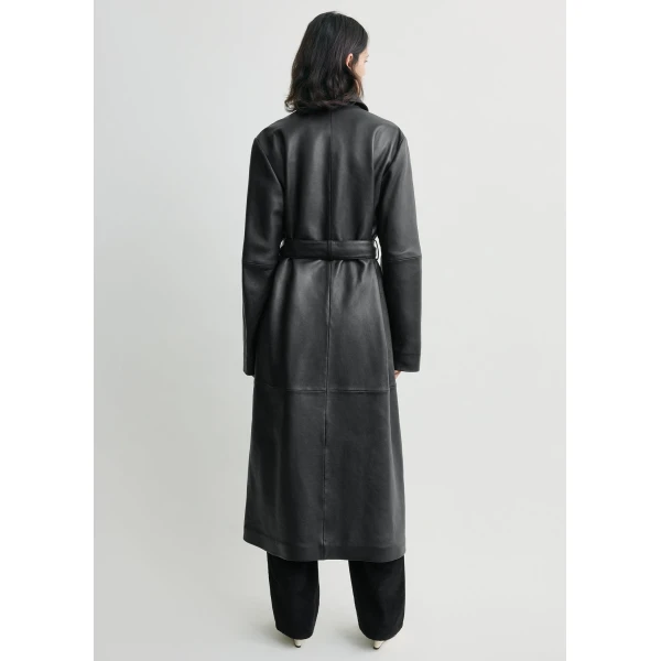 Toteme Belted leather coat in Black, view 4