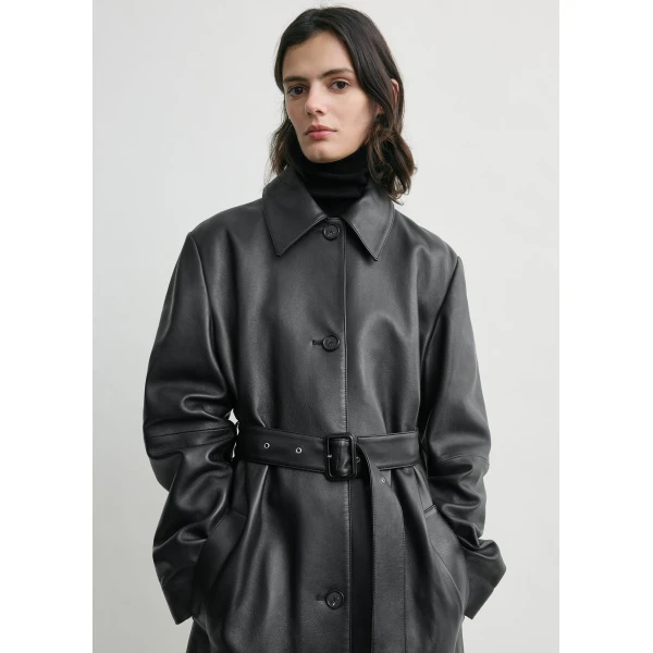 Toteme Belted leather coat in Black, view 5