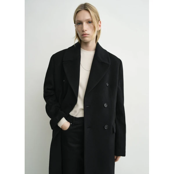 Toteme Broad coat in Black, view 5