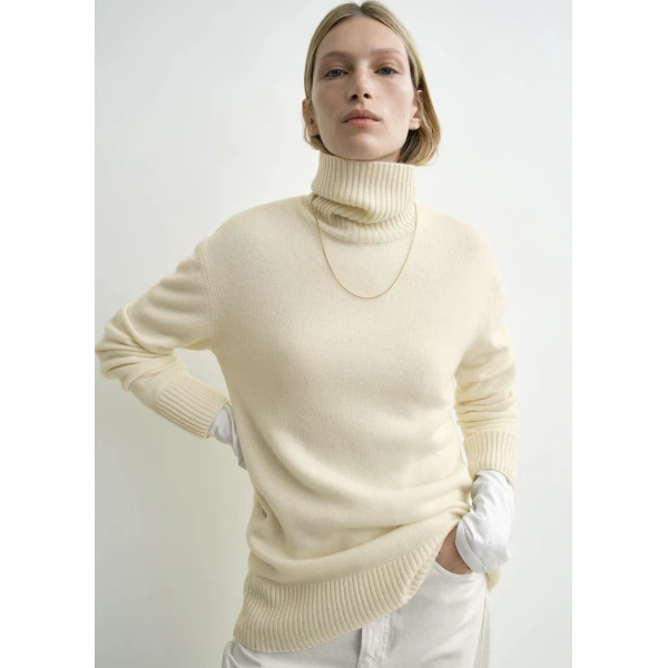Toteme Cashmere turtleneck in Ecru Knit, view 5