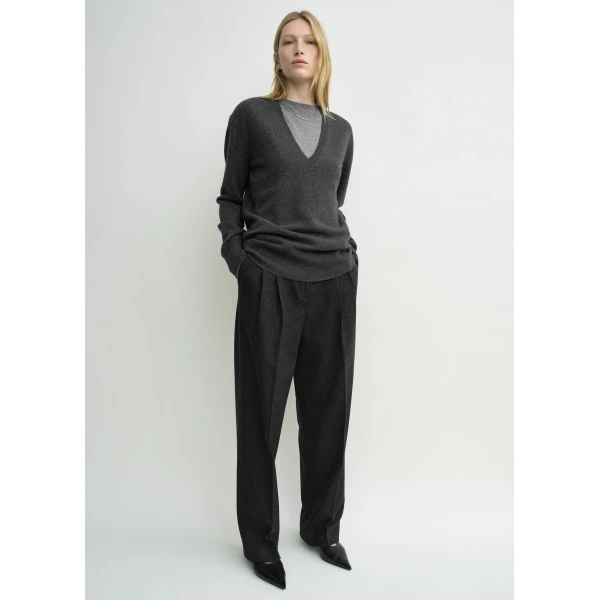 Toteme Cashmere v-neck knit charcoal in Charcoal melange, view 2