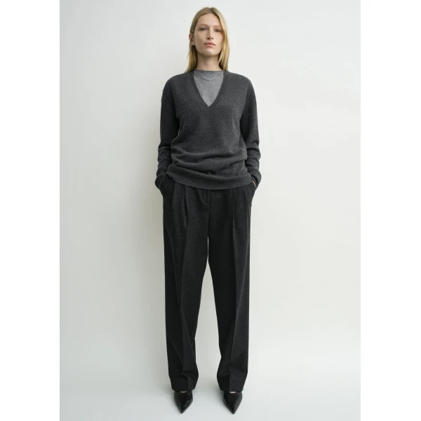 Toteme Cashmere v-neck knit charcoal in Charcoal melange, view 3