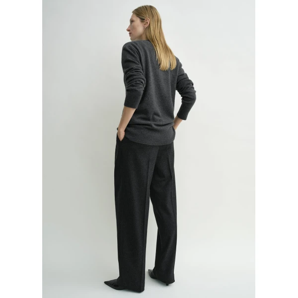 Toteme Cashmere v-neck knit charcoal in Charcoal melange, view 4