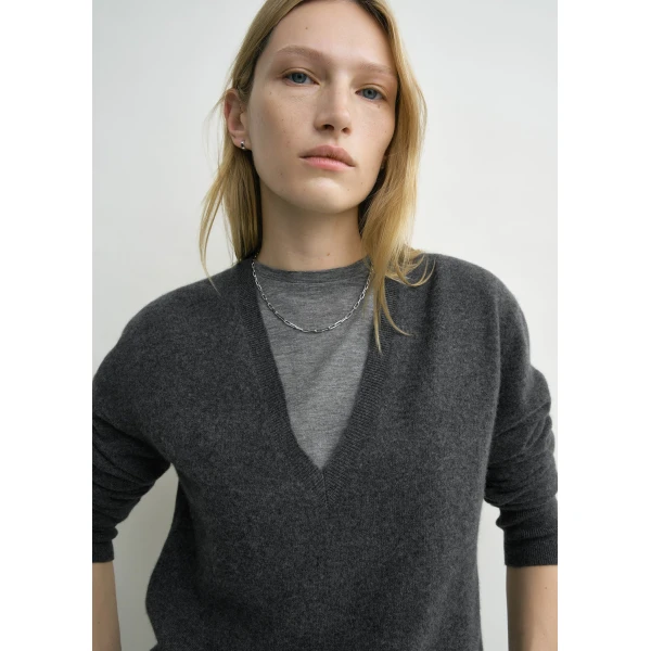 Toteme Cashmere v-neck knit charcoal in Charcoal melange, view 5