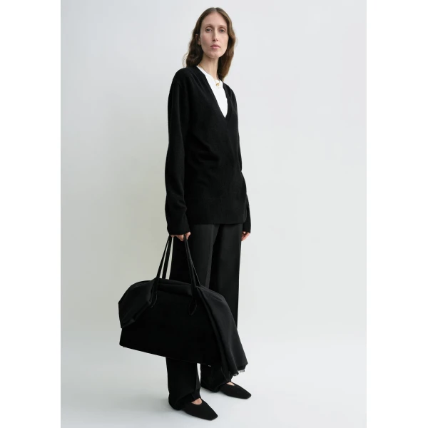 Toteme Cashmere v-neck knit in Black, view 2