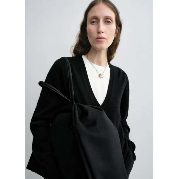 Toteme Cashmere v-neck knit in Black, view 5