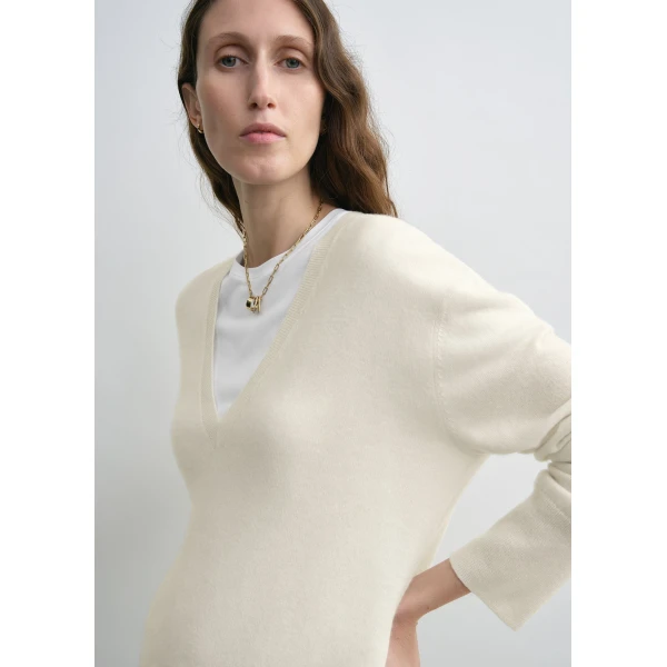 Toteme Cashmere v-neck knit in Ecru, view 5