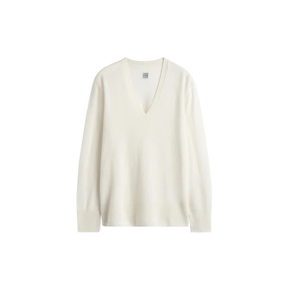 Toteme Cashmere v-neck knit in Ecru