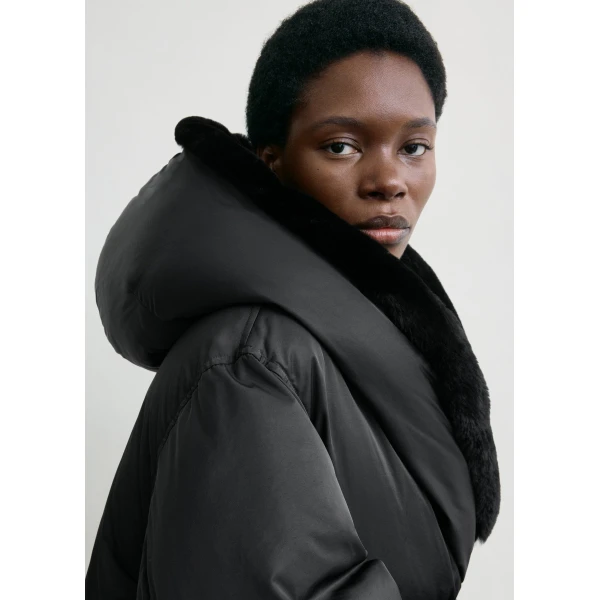 Toteme Cinched puffer jacket in Black, view 6