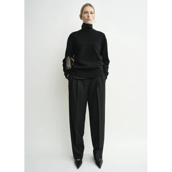 Toteme Classic cashmere crew knit in Black, view 2