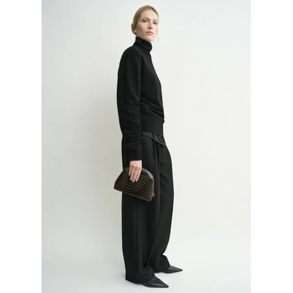 Toteme Classic cashmere crew knit in Black, view 3