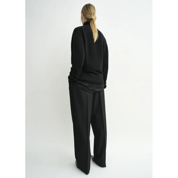 Toteme Classic cashmere crew knit in Black, view 4