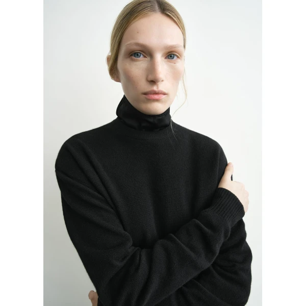 Toteme Classic cashmere crew knit in Black, view 5