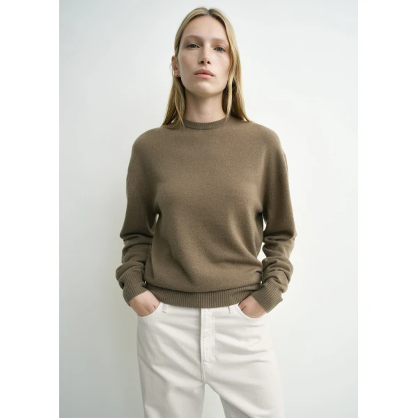 Toteme Classic cashmere crew knit in Hazel, view 5