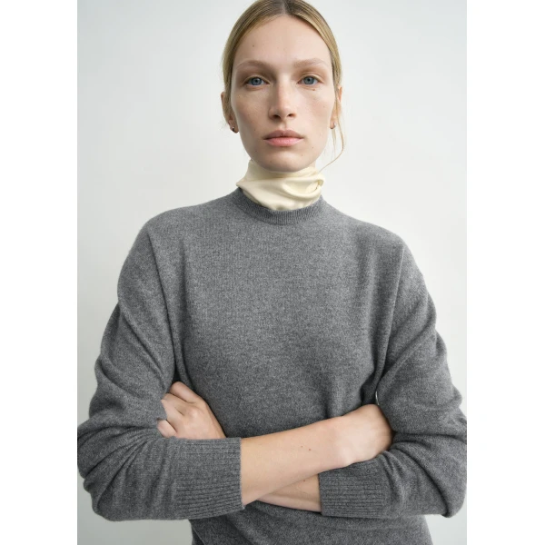 Toteme Classic cashmere crew knit mid grey in Mid grey melange, view 5