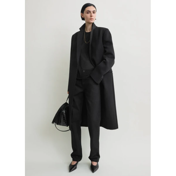 Toteme Classic tailored coat in Black, view 2