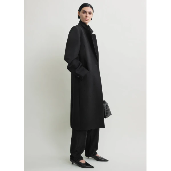 Toteme Classic tailored coat in Black, view 3