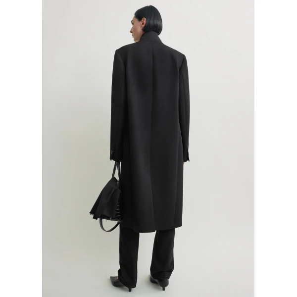 Toteme Classic tailored coat in Black, view 4