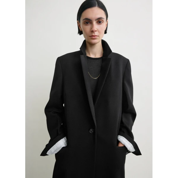 Toteme Classic tailored coat in Black, view 5