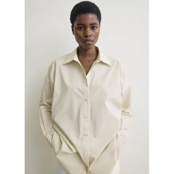 Toteme Classic tumbled shirt in Pebble, view 2