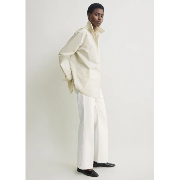 Toteme Classic tumbled shirt in Pebble, view 4