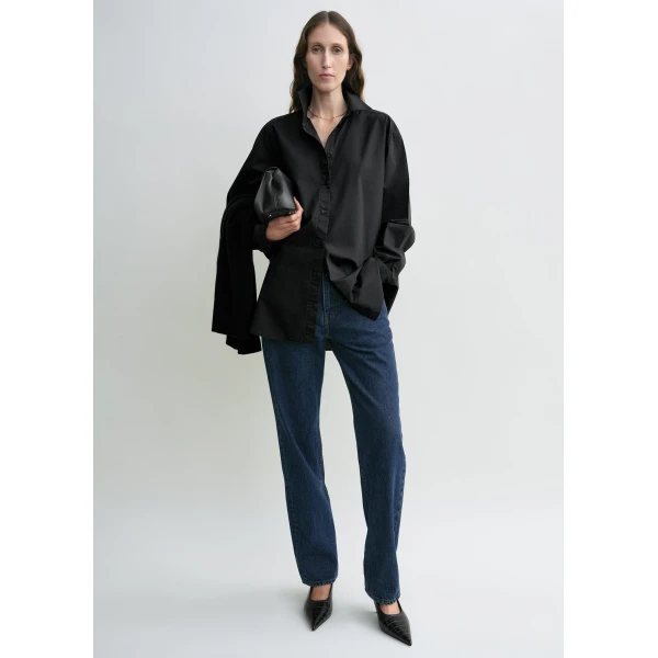 Toteme Classic tumbled shirt in Washed black, view 2