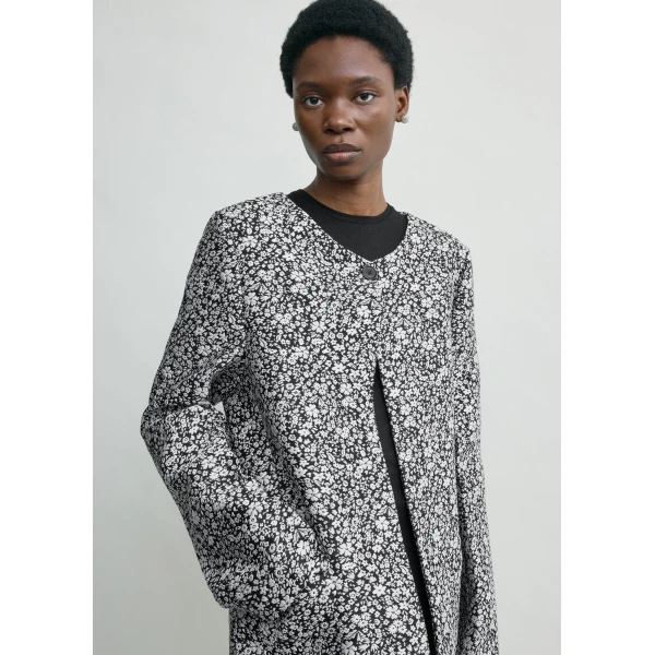 Toteme Collarless floral coat in White / Black, view 5