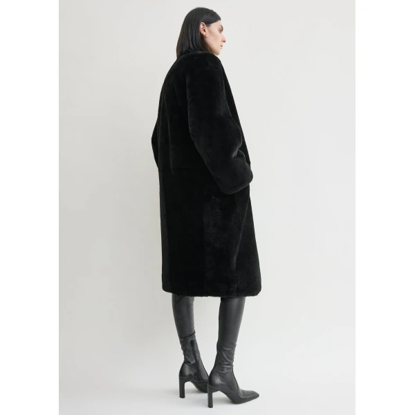 Toteme Collarless shearling coat in Black, view 4
