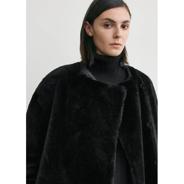Toteme Collarless shearling coat in Black, view 6