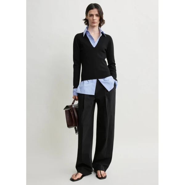 Toteme Compact knit v-neck in Black, view 3