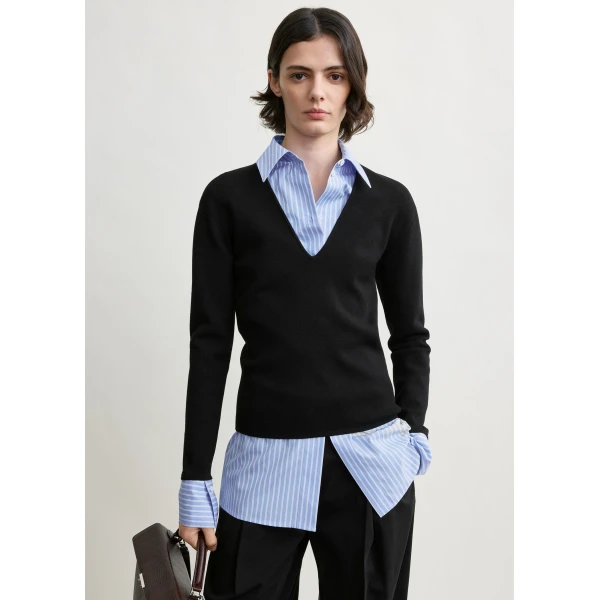 Toteme Compact knit v-neck in Black, view 5