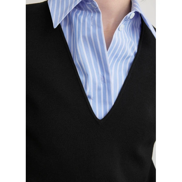 Toteme Compact knit v-neck in Black, view 6