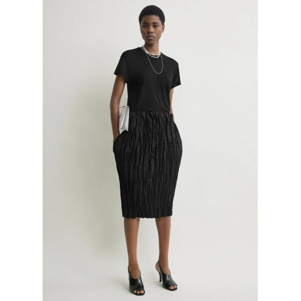Toteme Crinkled linen skirt in Black, view 2