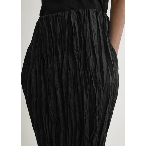 Toteme Crinkled linen skirt in Black, view 5